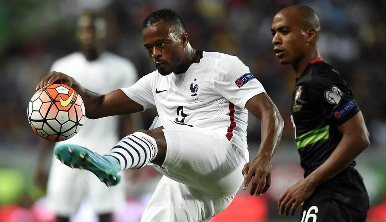 Patrice Evra merupakan salah satu pemain senior yang masih dipercaya untuk memperkuat Prancis, pengalamannya diharapkan mampu membimbing para pemain muda untuk tampil konsisten dan mampu menahan emosi. (AFP/Franck Fife)