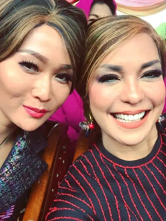 Inul menggelar peringatan Hari Ibu Nasional 2017 bersama dengan Pemerintah Kota Surabaya. Acara digelar di halaman Taman Surya Surabaya dengan tema Perempuan Berdaya Indonesia Jaya. (Instagram/inul.d)