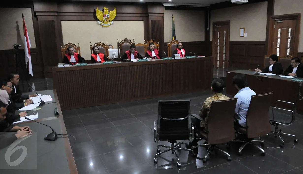 Xaveriandy Sutanto divonis 3 tahun penjara dan istrinya Memi 2,5 tahun penjara, ditambah denda Rp50 juta subsider 3 bulan kurungan karena terbukti menyuap mantan Ketua DPD Irman Gusman sebesar Rp100 juta, Jakarta, Rabu (4/1). (Liputan6.com/Helmi Afandi)