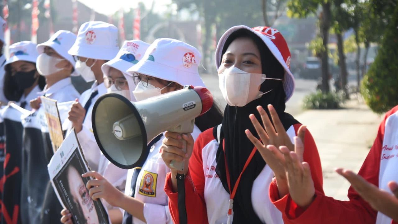 Para pelajar SD dan SMP di Surabaya turun ke jalan menolak kekerasan anak. (Dian Kurniawan/Liputan6.com).