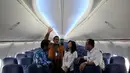 CEO Lion Group Edward Sirait (Kiri), Direktur Operational Lion Group, Capt Daniel Putut (Kedua Kiri), berbincang didalam pesawat Lion Air Boeing 737 800 NG di Terminal 1 Bandara Soekarno Hatta, Tangerang, Rabu (19/8/2015). (Liputan6.com/Johan Tallo)
