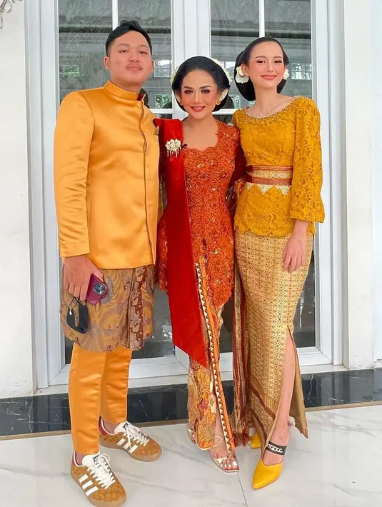 <p>"Aku sedih banget baca captionnya. Gak suka ama Azriel. Walaupun ibumu d masa lalu begitu beliau tetap ibumu. Ini terlalu memuja muja ibu tiri," tulis @watie_turner. "Dari kisah Mimi dan anak&sup2; saya jadi paham, seberapa peliknya kisah orgtua, ibu tetaplah ibu yg sllu memyayangi anaknya dlm keadaan apapun. Kok mewek ya baca caption Mimi," tulis @erliyana_safitri. [Instagram/krisdayantilemos]</p>