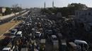 Kemacetan lalu lintas di jalan setelah pemerintah melonggarkan penguncian nasional (lockdown) di Karachi, Senin (18/5/2020). Pelonggaran dilakukan kendati Pakistan mengalami kenaikan jumlah orang yang terinfeksi virus corona sejak lockdown diberlakukan. (Asif HASSAN/AFP)