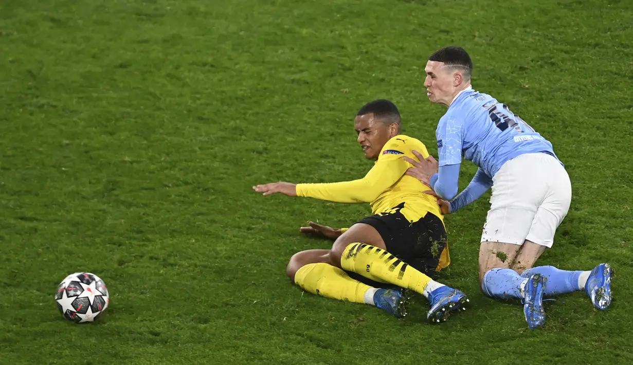 Bek Borrusia Dortmund, Manuel Akanji berebut bola dengan gelandang Manchester City, Phil Foden pada pertandingan leg kedua perempat final Liga Champions di stadion Signal Iduna Park di Dortmund, Jerman, Kamis (15/4/2021). City menang atas Dortmund 2-1. (Federico Gambarini/Pool via AP)