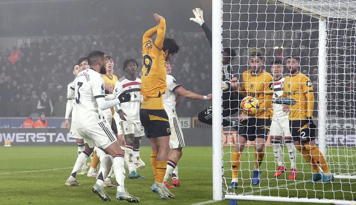 Pemain Wolves, Matheus Cunha (tidak terlihat) mencetak gol ke gawang Manchester United yang dijaga oleh Andre Onana melalui sepakan pojok langsung pada laga lanjutan Liga Inggris 2024/2025 yang berlangsung di Molineux Stadium, Wolverhampton, Inggris, Jumat (27/12/2024) WIB. (AP Photo/PA/David Davies)