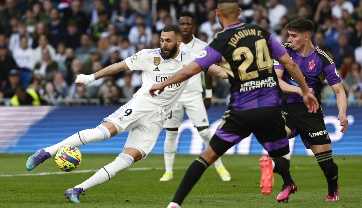 Tujuh menit kemudian tepatnya pada menit ke-29 Karim Benzema mencetak gol kedua bagi Real Madrid. (AP Photo/Pablo Garcia)