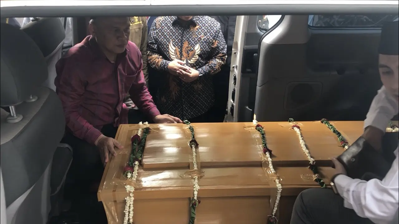 Jenazah Gus Sholah Diberangkatkan ke Jombang