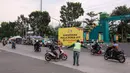 <p>Papan reklame bertuliskan "Sukseskan Piala Dunia U-17 di Indonesia" terlihat di jalan sekitar Stadion Si Jalak Harupat di Kutawaringin, Kabupaten Bandung, Jawa Barat pada Sabtu (21/10/2023) WIB. (Bola.com/Bagaskara Lazuardi)</p>