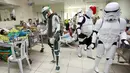  Sejumlah orang berpakaian karakter Star Wars disalah satu rumah sakit yang berada di Manila, Filipina, (6/12). Mereka menghibur para pasien yang ada dirumah sakit tersebut. (REUTERS/Romeo Ranoco)