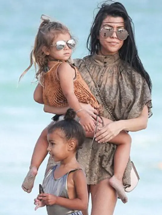 Kourtney nampak cantik berbalut dress tipis dan bikini yang dikenakannya. (viaceshowbiz;Bintang.com)