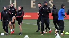 Striker Manchester United, Zlatan Ibrahimovic, mengikiuti sesi latihan jelang laga Liga Champions di Manchester, Senin (4/12/2017). Manchester United akan berhadapan dengan CSKA Moscow. (AFP/Paul Ellis)
