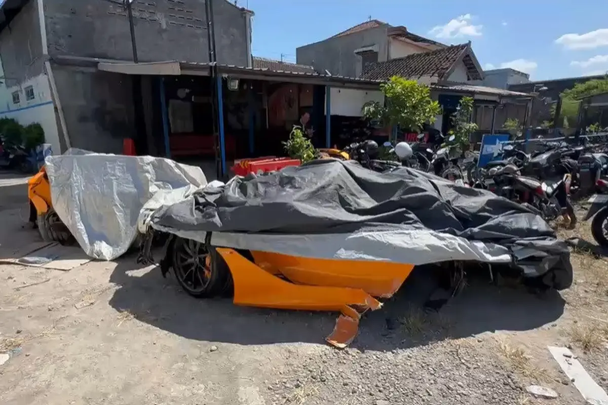 McLaren milik YouTuber Andra terbelah dua