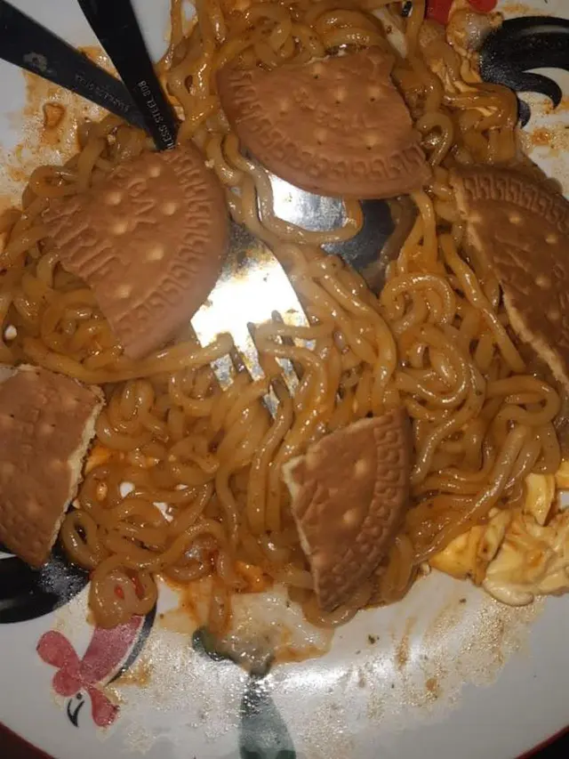 6 Pendamping Makanan Pakai Biskuit Ini Nyeleneh, Bikin Geleng Kepala