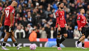 (Kiri-Kanan) Gelandang Manchester United asal Kamerun #19, Bryan Mbeumo, gelandang Manchester United asal Portugal #08, Bruno Fernandes, dan bek Manchester United asal Inggris #23, Luke Shaw, bereaksi setelah Manchester City mencetak gol kedua mereka dalam pertandingan Premier League antara Manchester City dan Manchester United di Stadion Etihad di Manchester, Inggris barat laut, pada 14 September 2025.(Oli SCARFF/AFP)