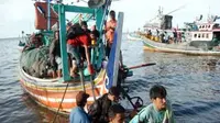 Imigran gelap Afganistan dievakuasi menggunakan perahu nelayan di Desa Mimbo, Banyuputih, Situbondo, Jatim. Sebanyak 108 imigran terdampar di perairan laut Lempuyang.(Antara)