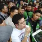 President Operations Gojek Tadeus Nugraha menenangkan ratusan driver Go-Jek yang berdemo (Liputan6.com/Putu Merta)