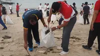 Kegiatan membersihkan sampah plastik di Pantai Kelan, Tuban, Denpasar, dalam rangka Earth Hour 2018