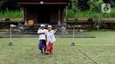 Usai mengikuti upacara peringatan detik-detik Proklamasi di halaman Tugu Pahlawan Banjar Penglipuran, Kabupaten Bangli, Bali, anak-anak terlihat ceria bermain, Kamis (17/8/2023). (Liputan6.com/Helmi Fithriansyah)