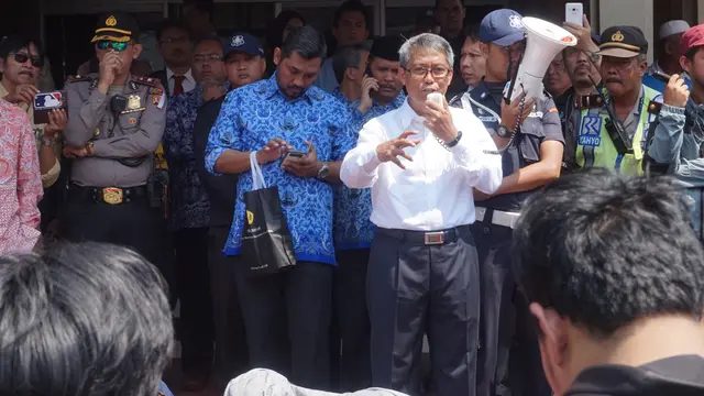 Rektor Unpad Tri Hanggono Achmad berdialog dengan peserta aksi di depan Gedung Rektorat Unpad.