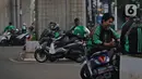 Driver ojek online beristirahat di kawasan Jakarta, Jumat (10/4/2020). Peraturan Gubernur DKI Jakarta dalam pelaksanaan PSBB mengatur angkutan roda dua seperti ojek online maupun ojek konvensional dilarang membawa penumpang.  (Liputan6.com/Herman Zakharia)