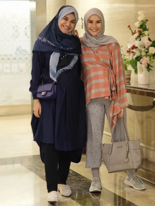 "padahal da mau ke 4 tapi ttp aja panik deket2 persalinan 🙈🙈🙈 huff! Bismillah .." tulis perempuan 30 tahun itu saat akan menjenguk sahabatnya Nabila Syakieb yang baru saja melahirkan. (Instagram/zaskiadyamecca)