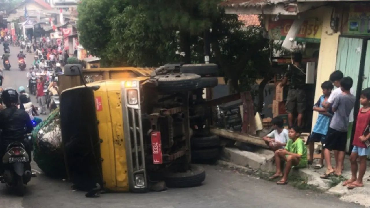 Truk sampah milik Dinas Lingkungan Hidup (DLH) Kota Bogor terguling di Kota Bogor