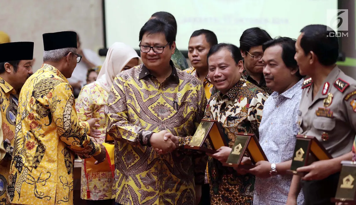 Ketum DPP Golkar Airlangga Hartarto saat pembukaan seminar kebangsaan dengan tema "Mewujudkan Pemilu 2019 yang Damai, Bersih, dan Bermartabat" di Nusantara I, Ruang KK, Kompleks Parlemen, Senayan, Jakarta, Senin (15/10). (Liputan6.com/Johan Tallo)