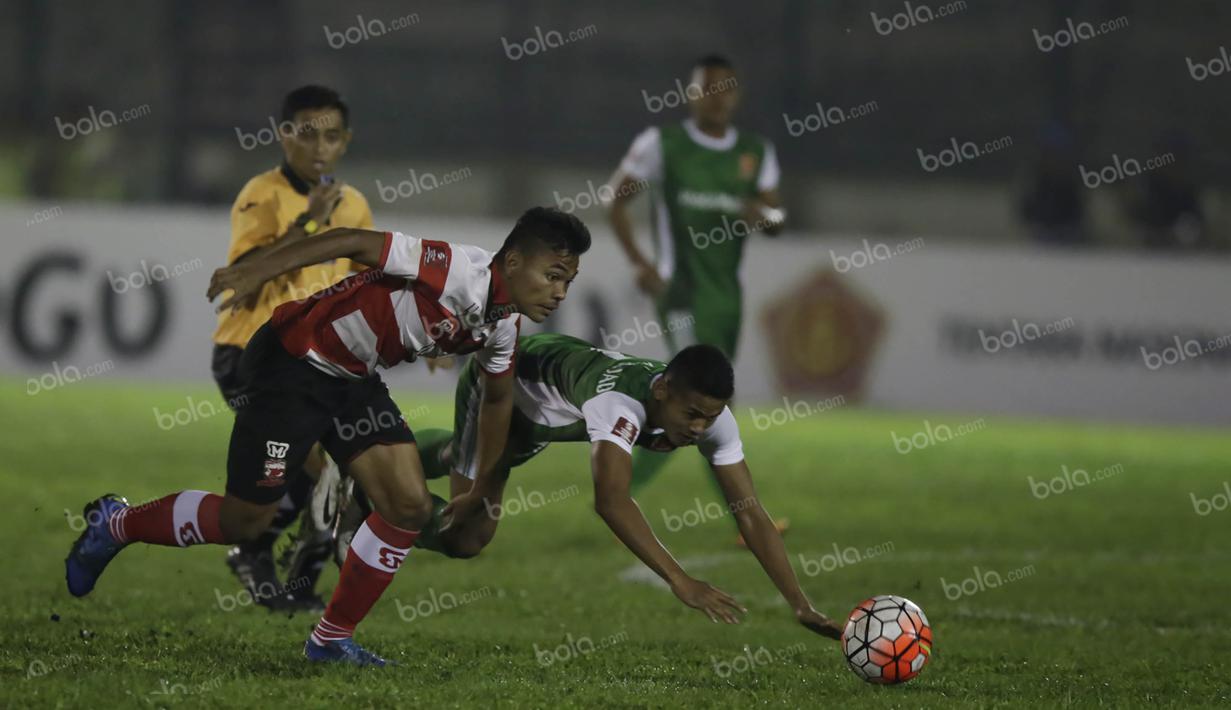 Pemain PS TNI, Dimas Drajad, berebut bola dengan pemain Madura United, Asep Berlian (kiri), dalam laga Torabika Soccer Championship presented by IM3 Ooredoo di Stadion Siliwangi, Bandung, Minggu (1/5/2016). (Bola.com/Vitalis Yogi Trisna)