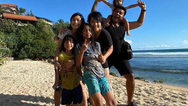 Poligami, Ini 7 Potret Harmonis Erix Soekamti dengan Istri Pertama