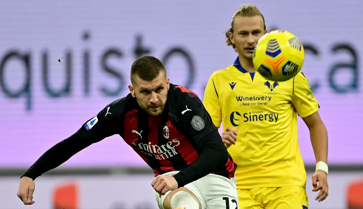 Penyerang AC Milan, Ante Rebic (kiri) berebut bola dengan gelandang Hellas Verona, Antonin Barak pada lanjutan Liga Italia Serie A di San Siro, Senin (9/11/2020) dinihari WIB. AC Milan harus puas berbagi angka dengan Hellas Verona setelah bermain imbang 2-2. (Miguel MEDINA / AFP)