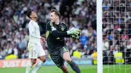 Kiper 40 tahun itu berhasil melakukan sembilan aksi penyelematan. (AP Photo/Bernat Armangue)