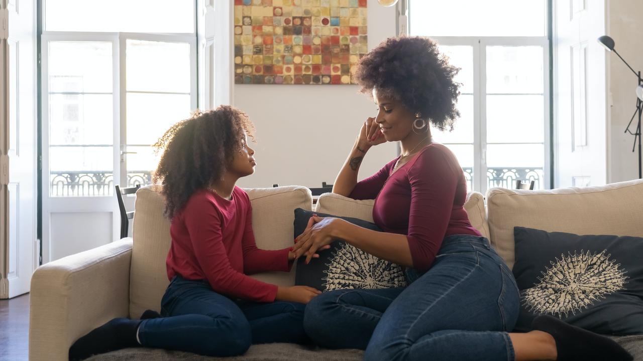 Contoh ilustrasi anak dan ibu berdiskusi