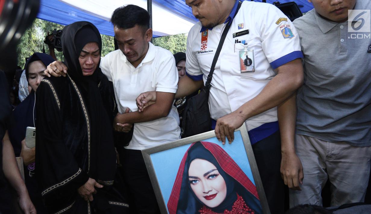 Ibunda Julia Perez, Sri Wulansih dan Ruben Onsu menangis saat mengantar jenazah Julia Perez untuk dimakamkan di TPU Pondok Ranggon, Jakarta Timur, Sabtu (10/6). Jupe diketahui mengidap sakit kanker serviks sejak 2014 silam. (Liputan6.com/Herman Zakharia)