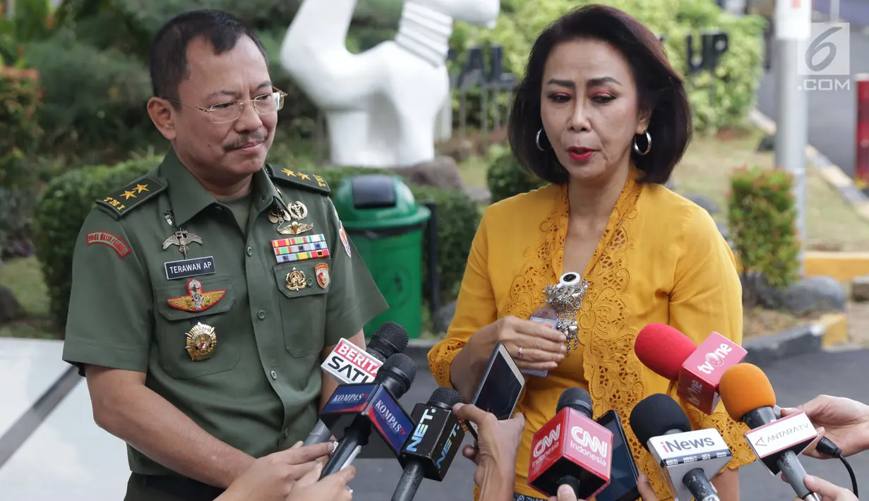 Ketua Pansel KPK periode 2019-2023, Yenti Ganarsih (kiri) bersama Kepala RSPAD Gatot Soebroto, Mayjen TNI dr Terawan Agus Putranto memberi keterangan terkait tes kesehatan Capim KPK, Jakarta, Senin (26/8/2019). (Liputan6.com/Helmi Fithriansyah)