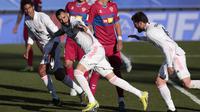 Striker Real Madrid, Karim Benzema, melakukan selebrasi usai mencetak gol ke gawang Elche pada laga Liga Spanyol di Stadion Alfredo di Stefano, Sabtu (13/3/2021). Real Madrid menang dengan skor 2-1. (AP/Bernat Armangue)