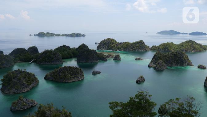 Suasana keindahan alam di sekitar Piaynemo, Raja Ampat, Papua Barat, Jumat (22/11/2019). Keindahan dan panorama alam masih menjadi daya tarik utama wisatawan  baik lokal maupun mancanegara berkunjung ke kawasan Raja Ampat. (Liputan6.com/Herman Zakharia)