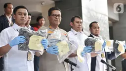 Kabid Humas Polda Metro Jaya Kombes Pol Argo Yuwono (kedua kiri) menunjukkan barang bukti kasus pembunuhan Rieke Andrianti di Mapolda Metro Jaya, Jakarta, Senin (11/11/2019). Polisi menyita barang bukti berupa pisau, selimut, dan pakaian. (merdeka.com/Iqbal Nugroho)