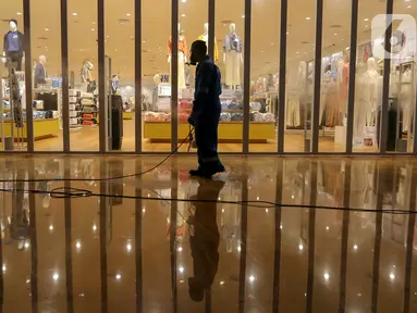Petugas menyemprotkan cairan disinfektan di dalam area Lippo Mall Kemang, Jakarta, Senin (23/3/2020). Melalui program we Care, penyemprotan dilakukan untuk mengurangi penyebaran Virus Corona atau Covid-19. (Liputan6.com/Fery Pradolo)