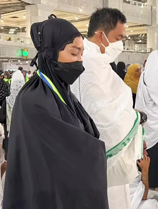 <p>Ibadah umrah kali ini bagaikan hadiah terindah bagi Ayu Dewi di umur pernikahan mereka yang ke-10. "Alhamdulillah untuk hadiah Ibadah 10 taun bersama , semua indah karena Allah SWT," ujarnya. (Foto: Instagram/ mrsayudewi)</p>