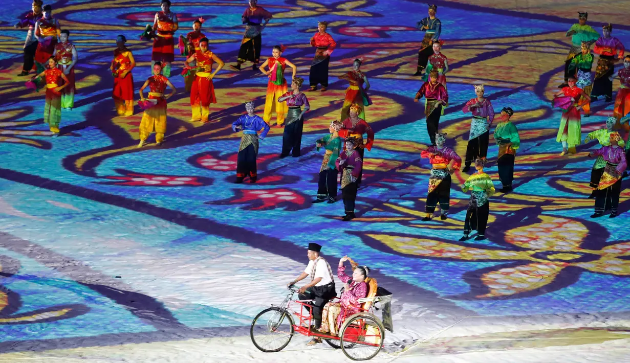 Sejumlah penari dan sebuah becak mengiringi Upacara Pembukaan Sea Games Asia Tenggara ke-29 di Kuala Lumpur, Malaysia, Sabtu, (19/08/2017). (AP Photo / Vincent Thian)