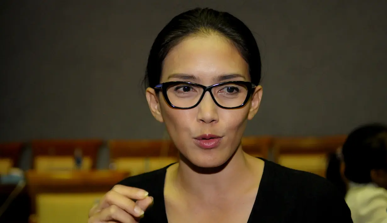 Anggota Komisi IX DPR RI yang dikenal dengan peran Oneng itu dibuat tersinggung dengan sikap Menteri BUMN Dahlan Iskan. Pasalnya, ketika Rieke sedang bicara Dahlan Iskan justru asyik melihat sepatunya (Liputan6.com/Helmi Fitriansyah).