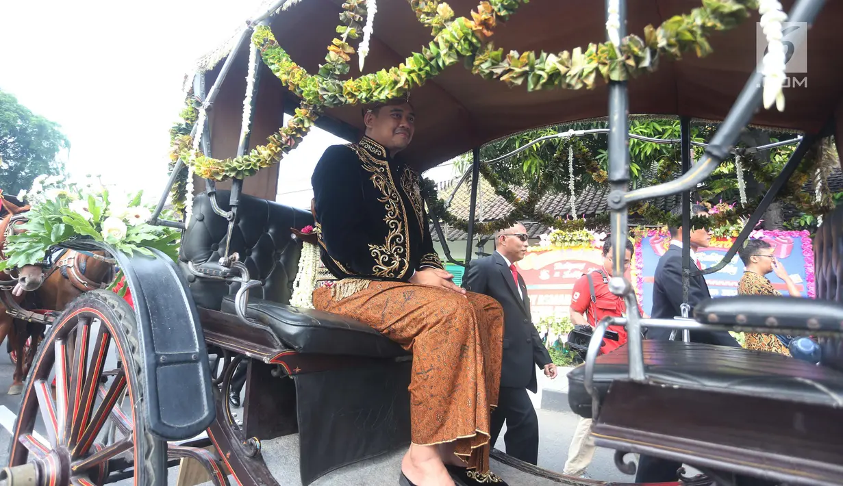 Calon mempelai pria, Muhammad Bobby Afif Nasution berada di kereta kencana menuju Graha Saba Buana, Solo, Rabu (8/11). Kahiyang Ayu dan Bobby Nasution menggunakan kereta kencana menuju lokasi akad nikah mereka. (Liputan6.com/Angga Yuniar)
