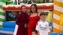 Terlihat juga bumil cantik Jessica Iskandar yang tampil glowing kenakan slim fit dress warna merah merona. [@inijedar].
