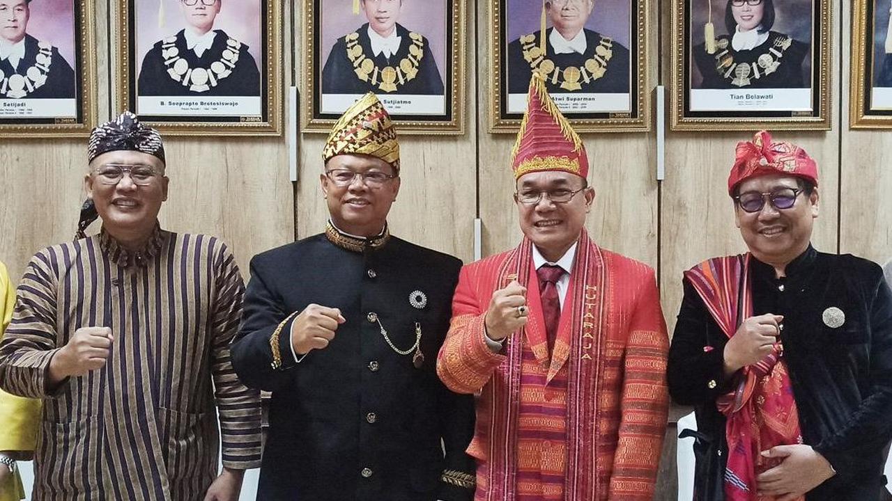 "Marilah kita terus mencari peluang dan memanfaatkan kesempatan untuk terus berinovasi dan berkreasi," ujar Ojat.&nbsp;<br>