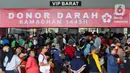 Antrean warga saat mengikuti kegiatan Donor Darah Ramadan di Jakarta Internasional Stadium, Jakarta, Selasa (26/3/2024). (Liputan6.com/Herman Zakharia)