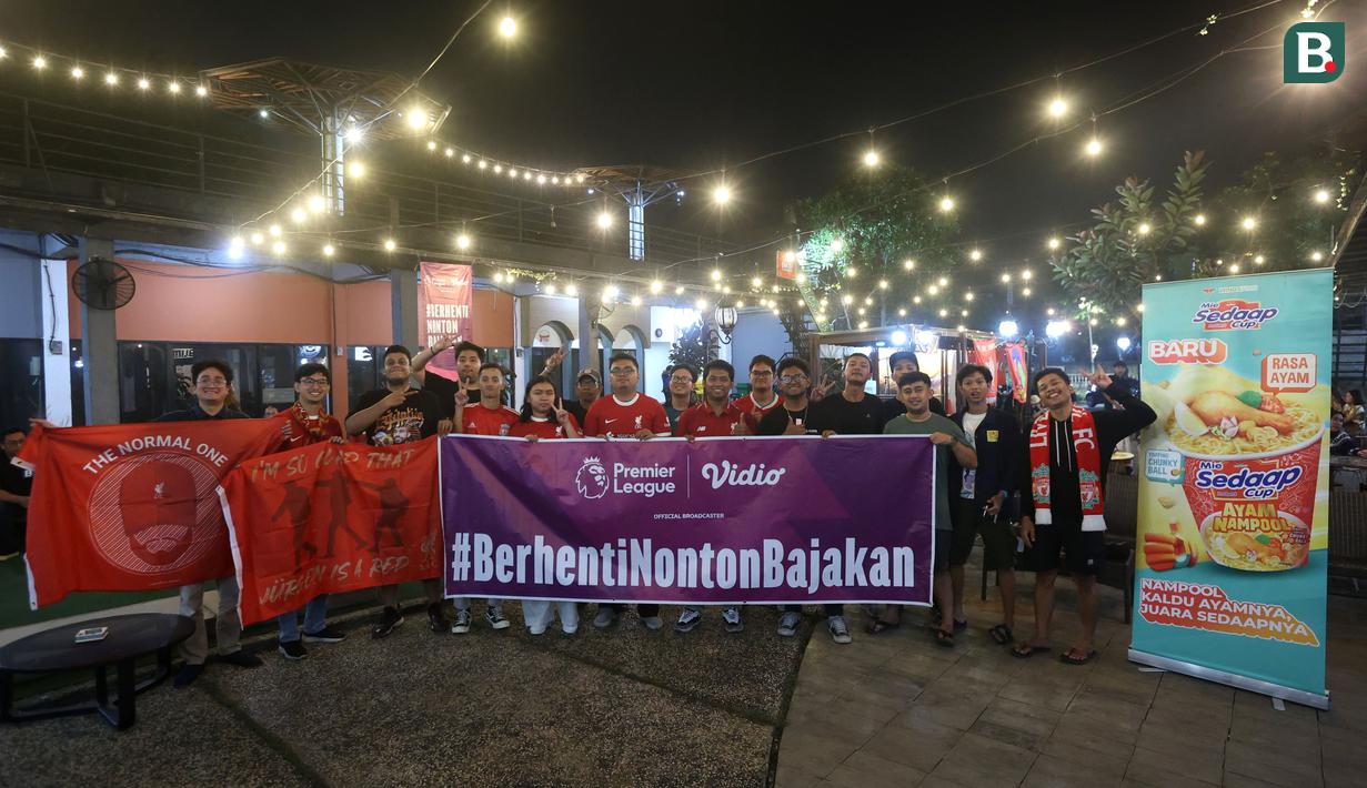 <p>Foto bersama Komunitas penggemar Liverpool, Bigreds saat Roaring Night Premier League Liverpool vs Tottenham Hotspur di Park 15th Kemang, Jakarta Selatan, Minggu (5/5/2024). (Bola.com/M Iqbal Ichsan)</p>