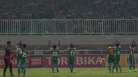 Pemain PS TNI menyapa supporter usai menghadapi Borneo FC pada laga Torabika Soccer Championship 2016 di Stadion Pakansari, Bogor, Jawa Barat, Senin (15/8/2016). (Bola.com/Vitalis Yogi Trisna)