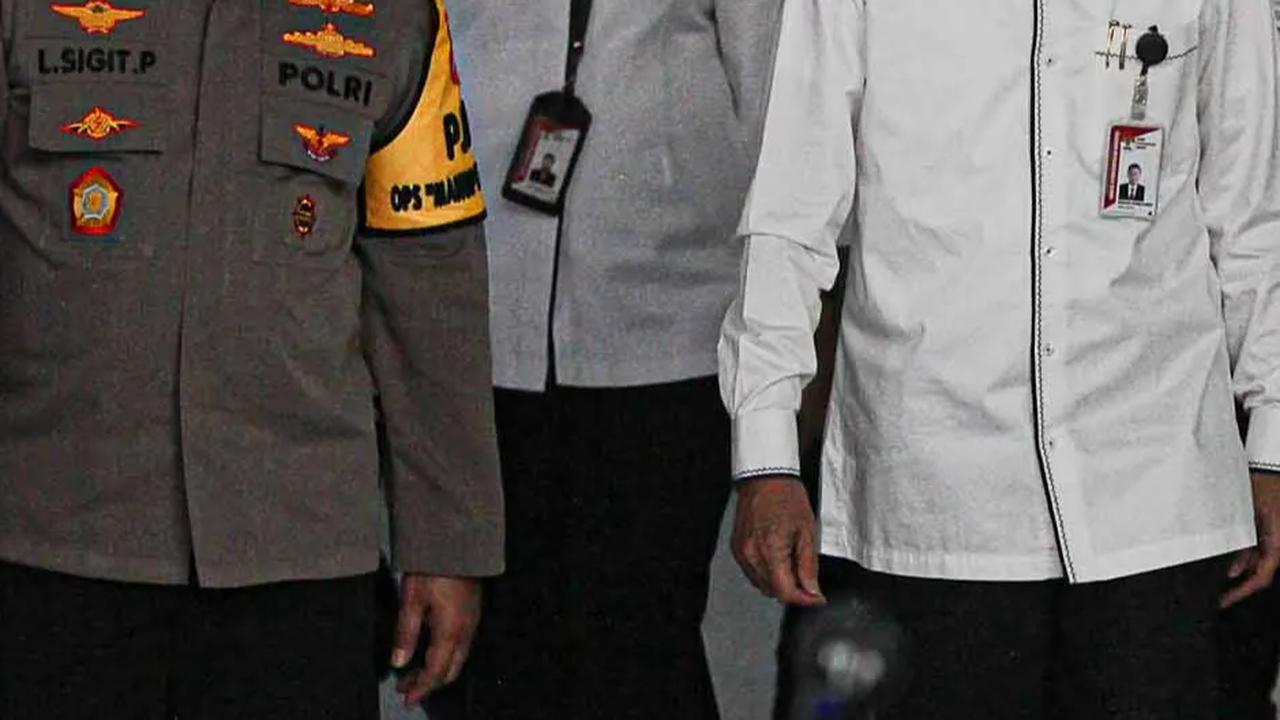 Ketua KPK Nawawi Pomolango dan Kapolri Jenderal Listyo Sigit Prabowo usai penandatanganan perjanjian kerja sama KPK dan Polri di Gedung Merah Putih KPK, Jakarta, Senin (4/12/2023).<br>