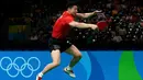 Atlet Tenis Meja asal China, Ma Long saat bertanding melawan atlet Quadri Aruna dari Nigeria pada cabang tenis meja tunggal putra Olimpiade Rio 2016 di Rio de Janeiro, Brasil, (7/8). (REUTERS/Alkis Konstantinidis)