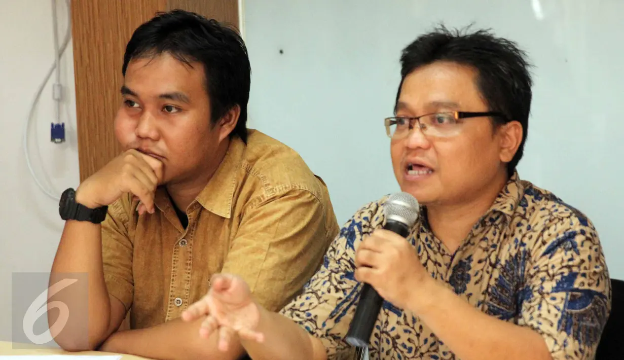 Toto Sugiarto dari Para Syndicate (kanan) saat konferensi pers di kantor ICW, Jakarta, Senin (22/6/2015). Konferensi itu terkait terbitnya Surat Edaran KPU (SEKPU) Nomor 302/KPU/VI/2015. (Liputan6.com/Helmi Afandi)